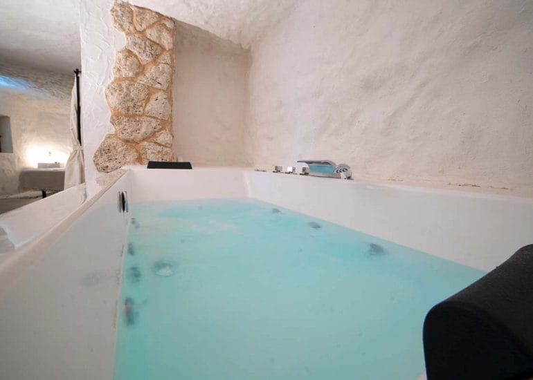 baño-casa-cueva-con-jacuzzi