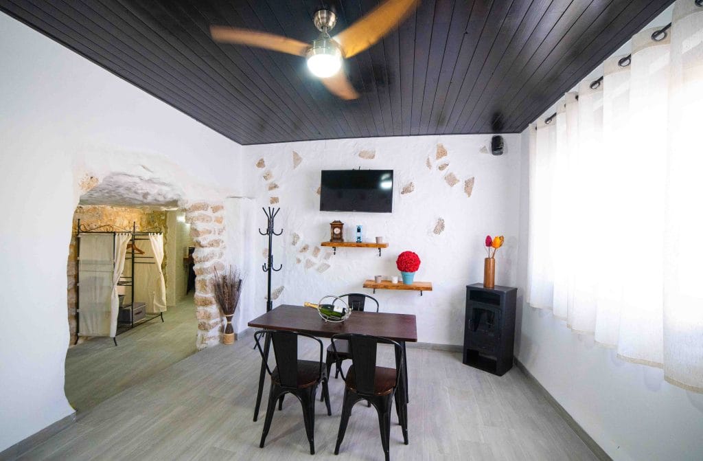 comedor-casa-cueva-con-jacuzzi-alcala-del-jucar
