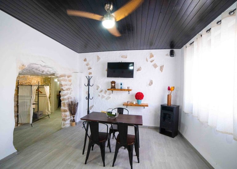 comedor-casa-cueva-con-jacuzzi-alcala-del-jucar